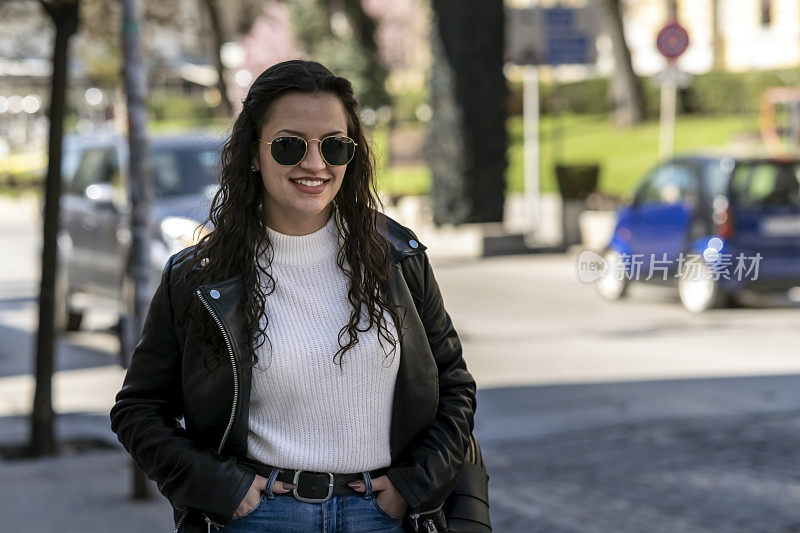 A young woman walks around the city.